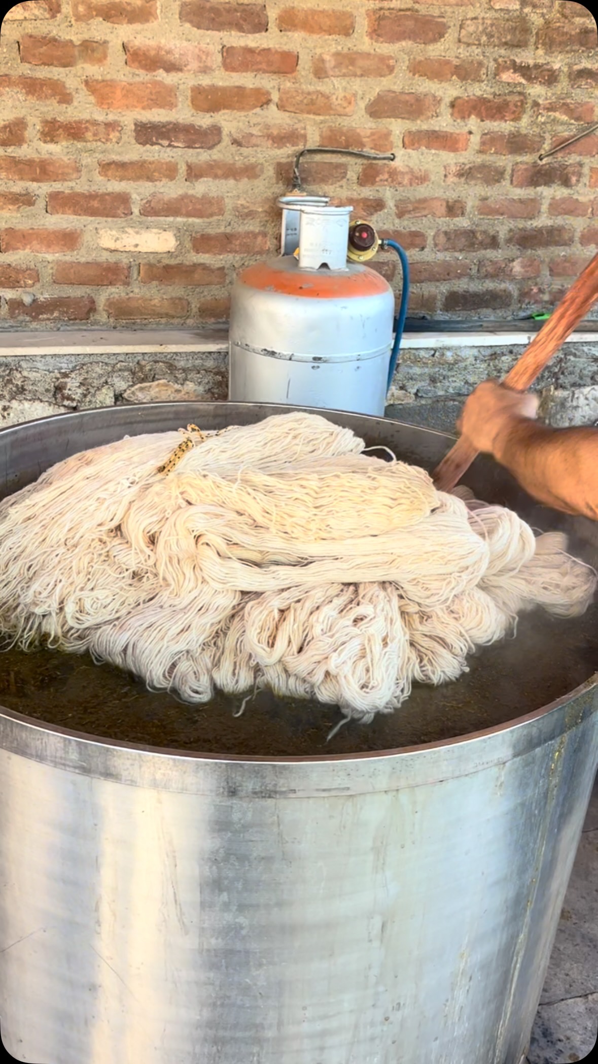 Kazanlar kimin için kaynıyor? 🔥🧶
Who are these dye pots bubbling for? 🔥🧶