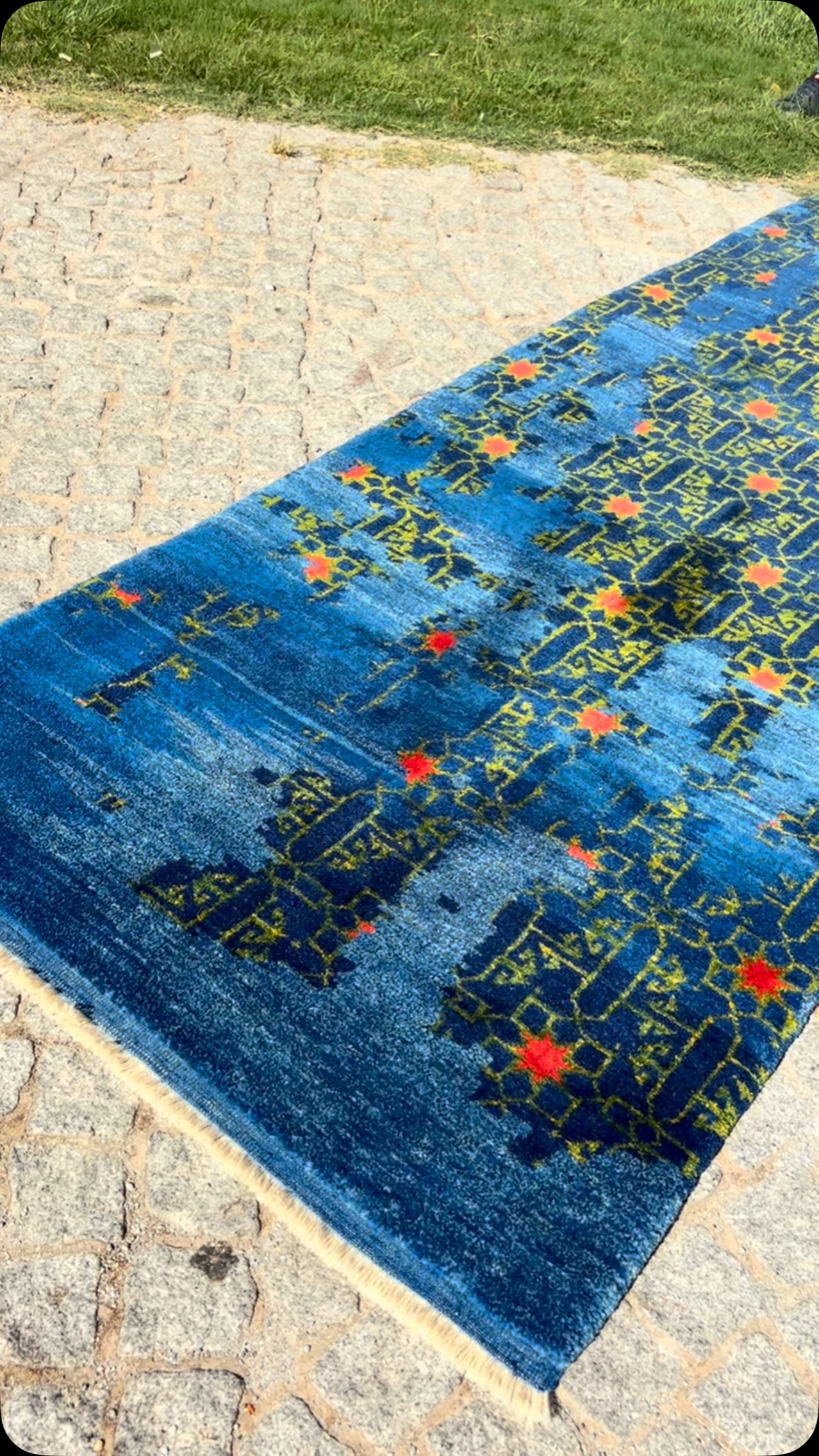 Selçuklu Koleksiyonundan bir yolluk 💙
0,97 × 3,10 m ölçülerinde, el dokuması ve geleneksel Selçuklu motiflerinden ilham alan özel bir parça.
A runner from our Seljuk Collection 💙
Handwoven with traditional Seljuk-inspired motifs, measuring 0.97 × 3.10 m.