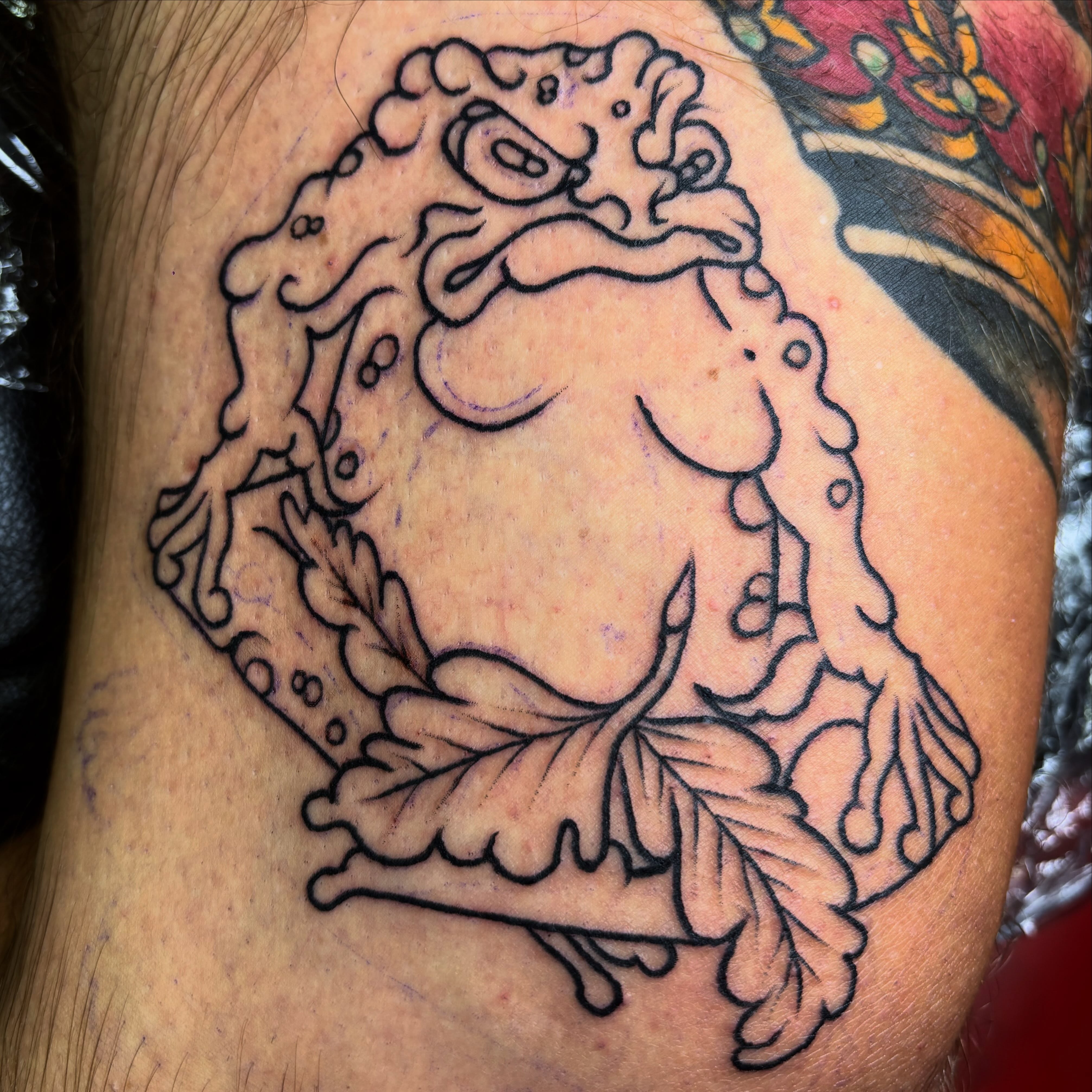 Bang bang kapow shrimp did this on Steve’s buddy @lioaucoin
He said he wanted a big belly frog, gave me some time with my paper and 6 reference pics / some Japanese trad & some real frogs …. This was the end result!
Stay tuned for the shading I’m thinking really hard on this one