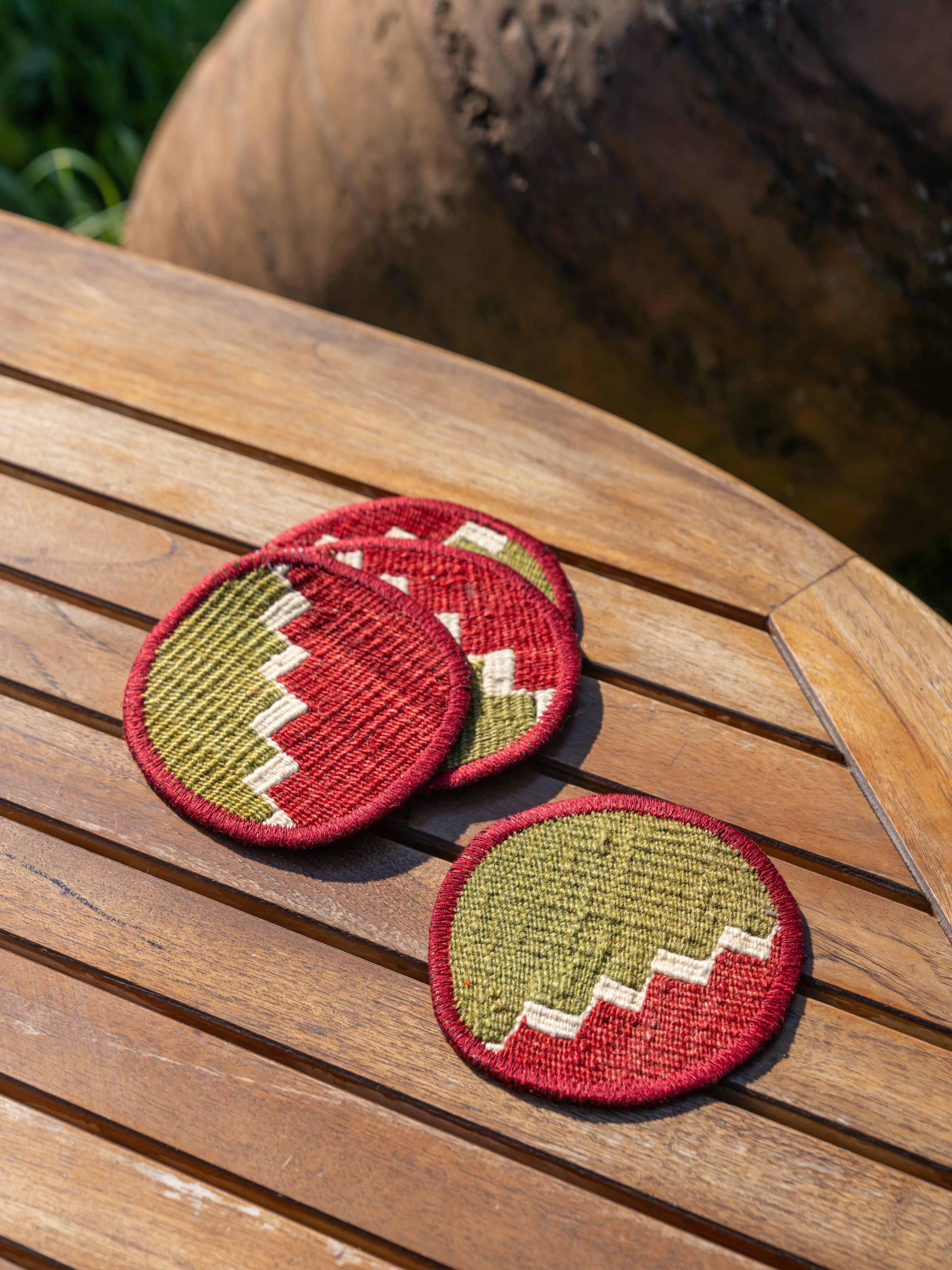 Bardak Altlığı | Coaster
Her ilmeğinde Anadolu’nun kadim hikayesi, her yudumunuzda geçmişe uzanan bir yolculuk…
A timeless Anatolian story woven into every thread, a journey into the past with every sip…