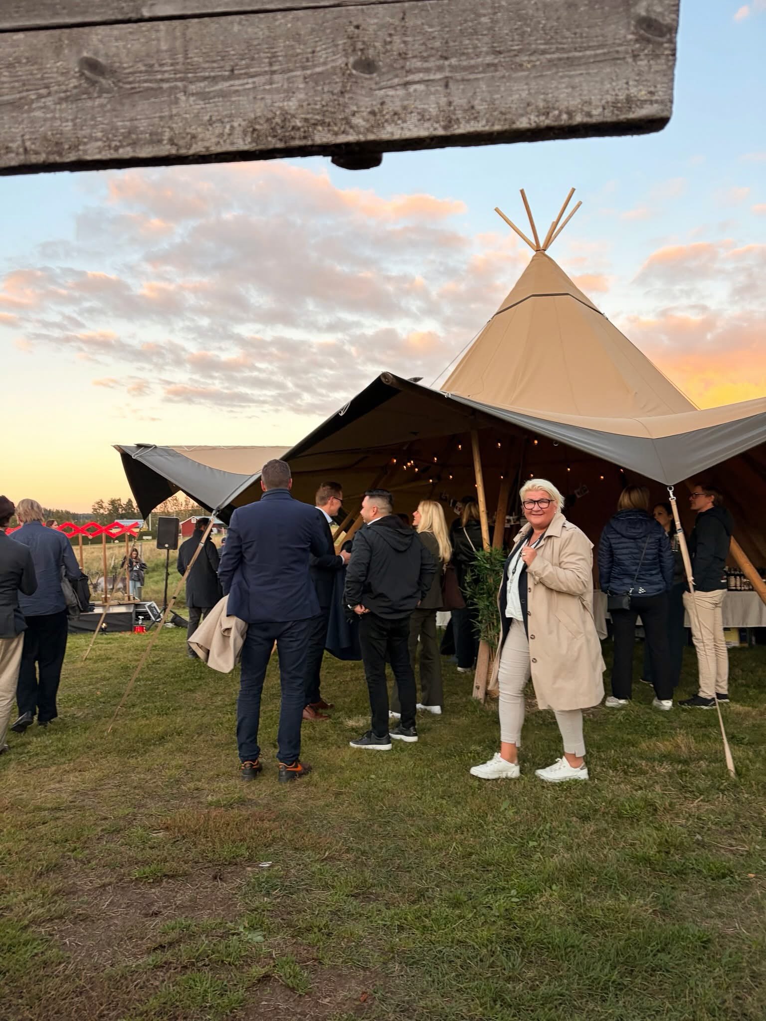 10 years of moments – firandet fortsätter i Umeå.
Efter jubileumsfirandet i Stockholm tog vi firandet vidare till Umeå - där vi samlade kunder i norr för en kväll fylld av precis det vi tycker allra mest om: möten och upplevelser skapade tillsammans.
Kvällen tog oss genom Umeå – från en exklusiv visning på @ateljevitadukenumea, vidare till bubbel och dryck på @tornhusetumea och mat, dryck och härlig stämning på @clarionumea.
Sedan väntade en väldigt speciell avslutning på @reindeerranch.se. Lägereld, kåtor, renar, värmande servering från @facitbar, vibes från @lovisaparszyk & @linneakallstroms, partystämning mellan stoppen med @bybergnordin_ab och specialproducerade giveaways från @zprofil. Moments fångade av @umebild.se
Och såklart människorna som gjorde kvällen till vad den blev. 🙏
För precis som med alla riktigt bra event är det många som tillsammans skapar helheten. Ett stort TACK till alla fantastiska samarbetspartners som var med och gjorde vårt fortsatta 10-årsfirande möjligt. ❤️
Och framför allt – tack till alla er som kom och firade med oss.
10 år av möten, människor och upplevelser. Nu skapar vi nästa 10 tillsammans. 🚀
Men vad var egentligen tanken bakom kvällen och alla detaljer?
Stay tuned… Part 5 kommer snart.