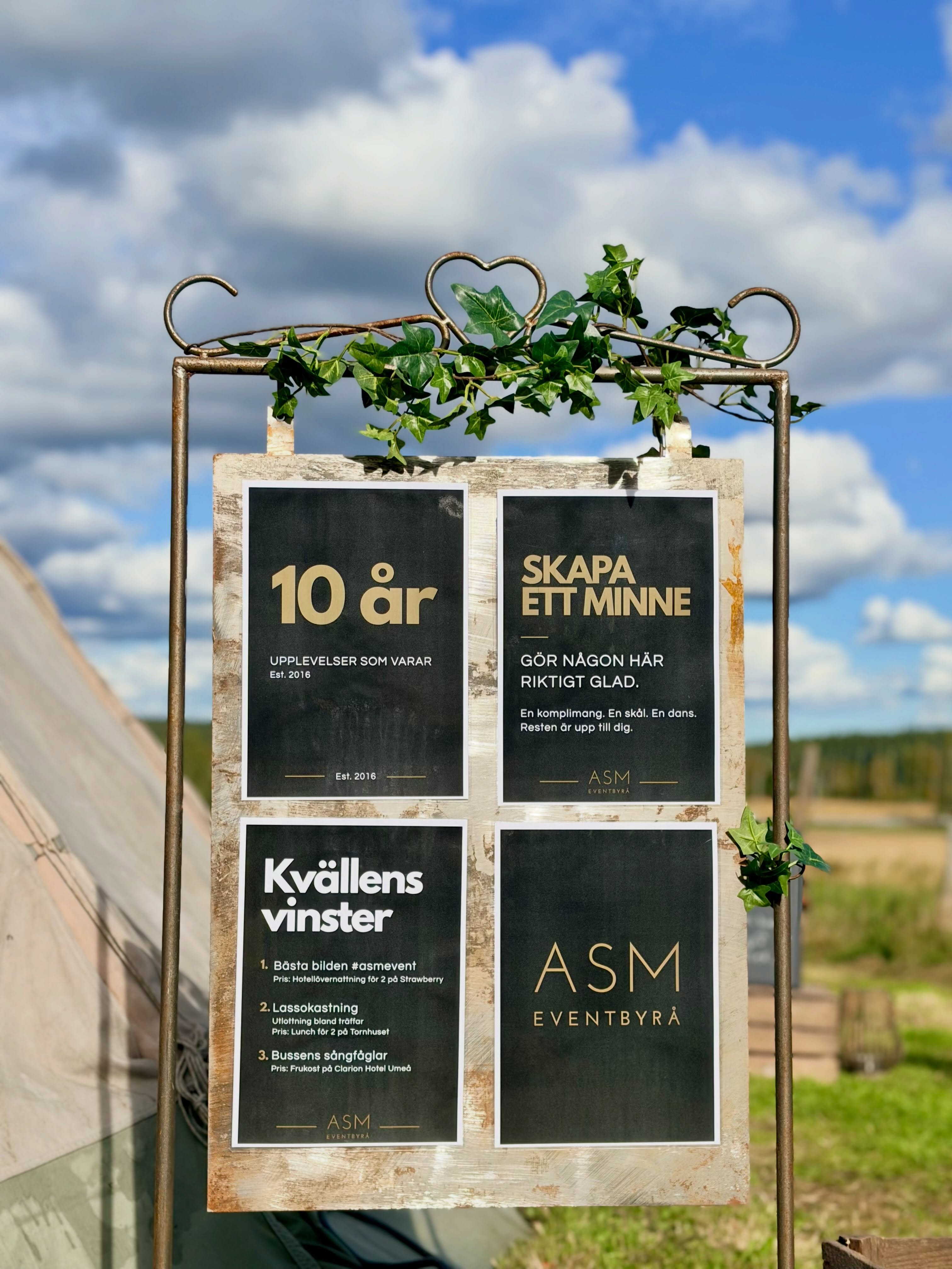 ASM 10 år – Part 5 ❤️
Ett event blir inte minnesvärt bara för att det är snyggt.
Det blir minnesvärt när det finns ett hjärta, ett budskap och en tanke bakom detaljerna.
När vi skapade vårt eget 10-årsfirande ville vi göra precis så. Vi samlade kunder som varit en del av vår resa. Runt lägerelden skapade vi plats för de nära samtalen. I kåtan fick gästerna mötas på ett annat sätt. Bilder från våra tio år blev små tillbakablickar på allt vi hunnit uppleva tillsammans.
Och detaljerna fanns där av en anledning – för att hela tiden knyta tillbaka till varför vi faktiskt var där.
För oss är det just där ett event går från att vara ett arrangemang till en upplevelse.
När platsen, innehållet, människorna och detaljerna berättar samma historia. När det inte bara ser bra ut – utan känns.
Det är så vi vill skapa event.
Med hjärta. Med mening. Och med detaljer som gör skillnad. ❤️
Och hjärtat i ASM? Det är människorna. I Part 6 lämnar vi ordet till vår VD.